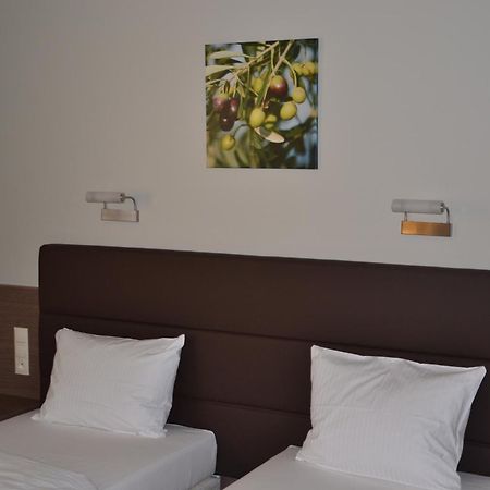 Hotel Pod Debem Tarnów Esterno foto