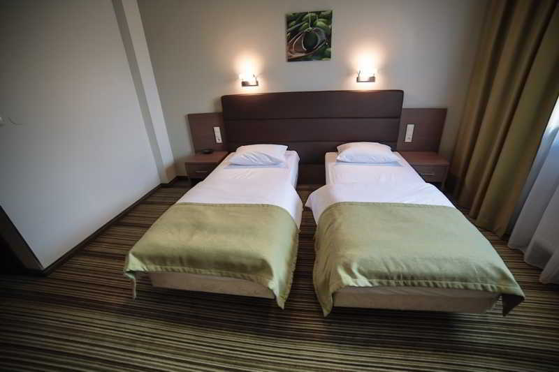 Hotel Pod Debem Tarnów Esterno foto