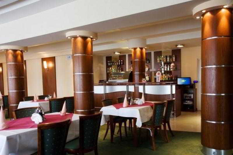 Hotel Pod Debem Tarnów Esterno foto