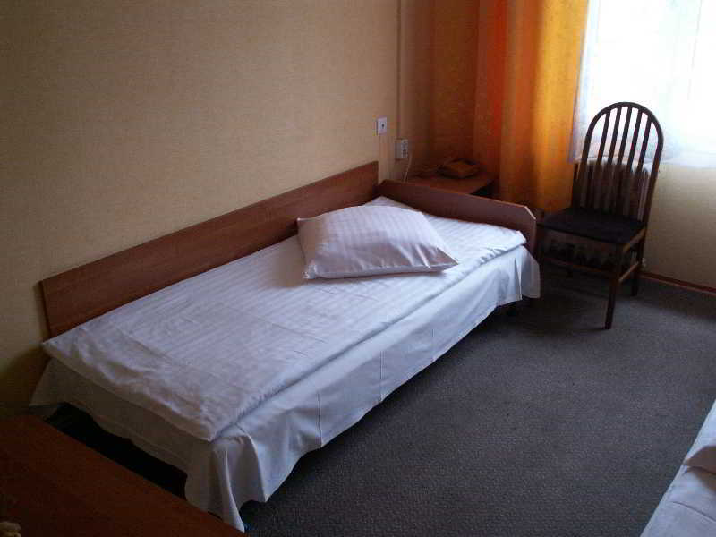 Hotel Pod Debem Tarnów Esterno foto