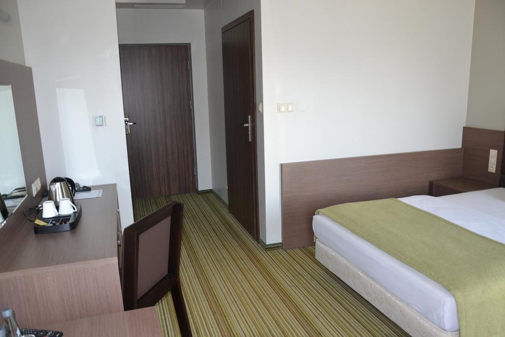 Hotel Pod Debem Tarnów Esterno foto