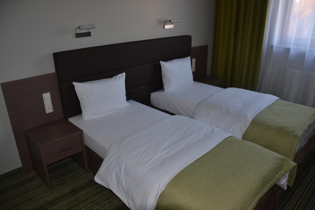 Hotel Pod Debem Tarnów Esterno foto
