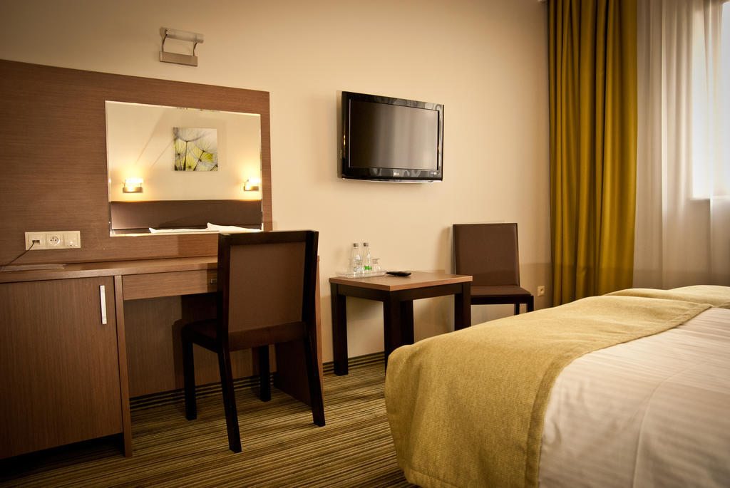 Hotel Pod Debem Tarnów Esterno foto