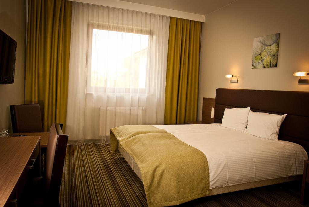 Hotel Pod Debem Tarnów Esterno foto