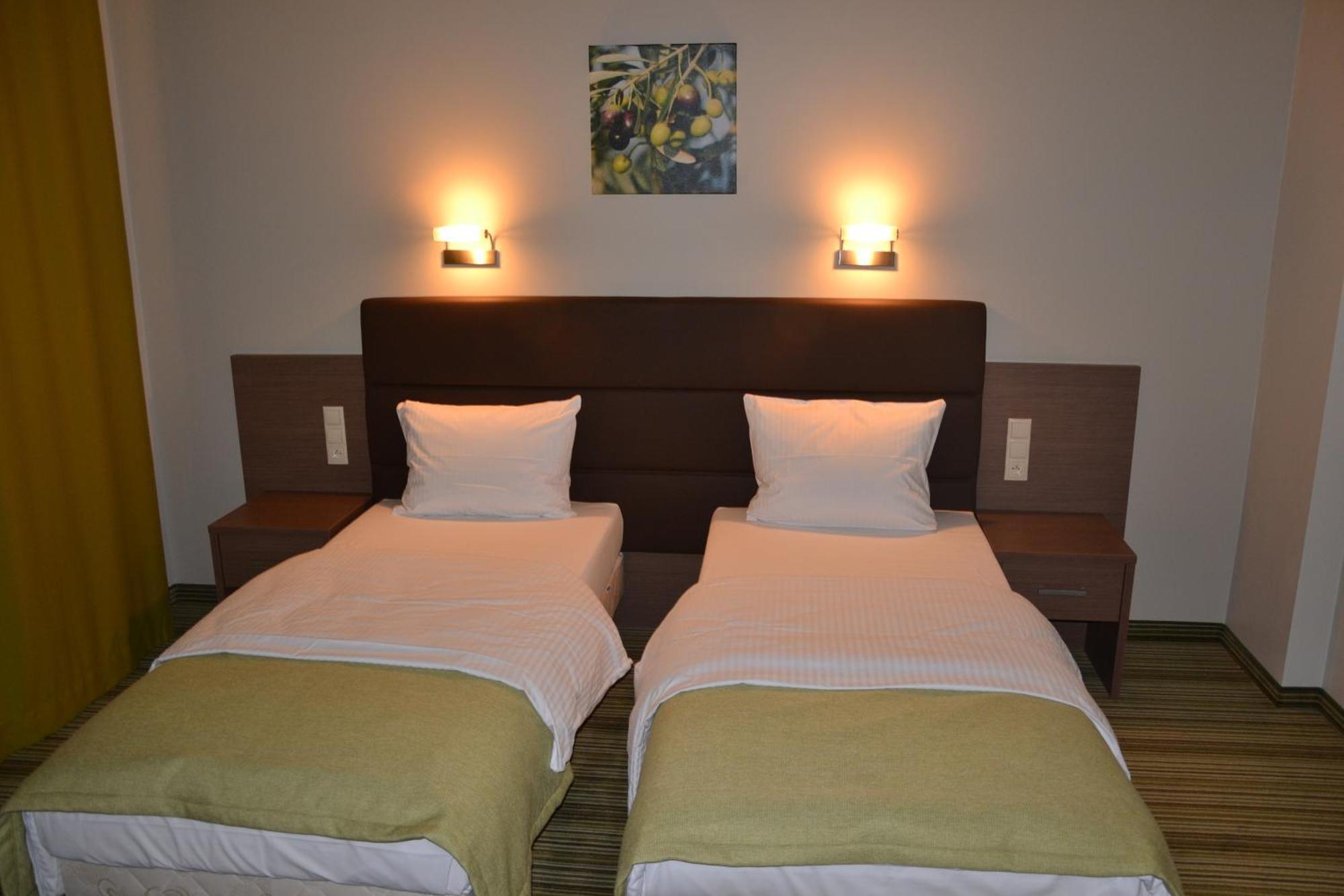 Hotel Pod Debem Tarnów Esterno foto