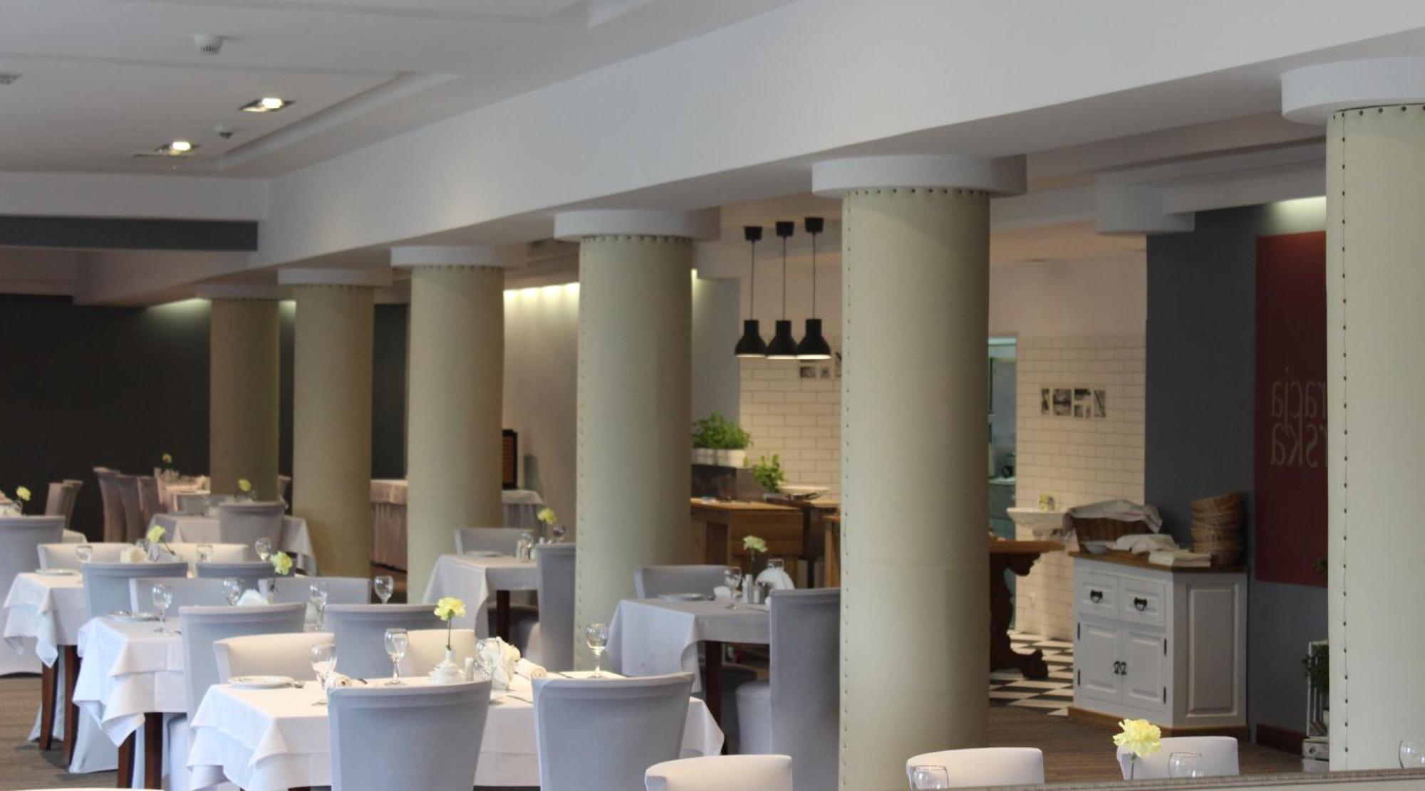Hotel Pod Debem Tarnów Esterno foto