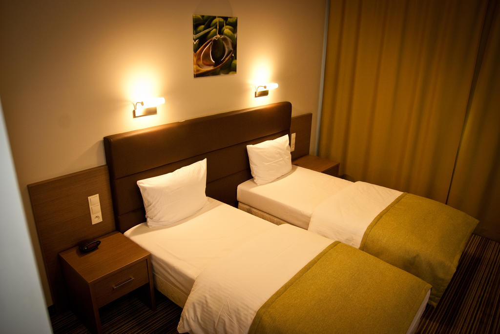 Hotel Pod Debem Tarnów Esterno foto