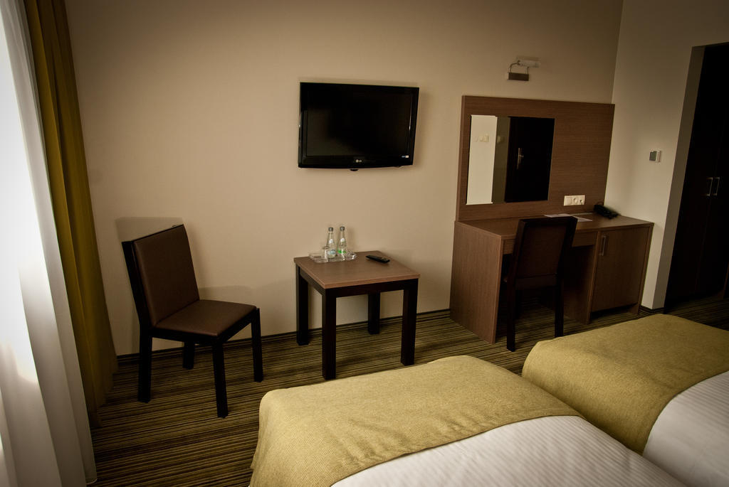 Hotel Pod Debem Tarnów Esterno foto