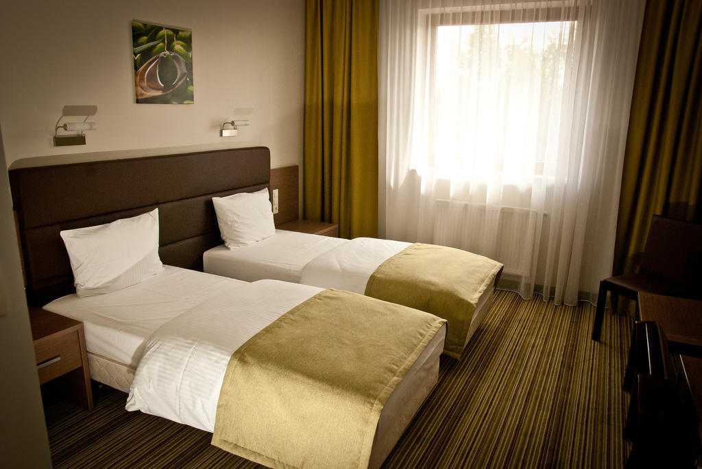 Hotel Pod Debem Tarnów Esterno foto